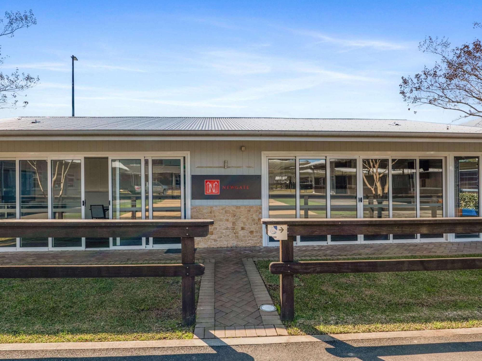The William Inglis Mgallery Warwick Farm Extérieur photo The station building